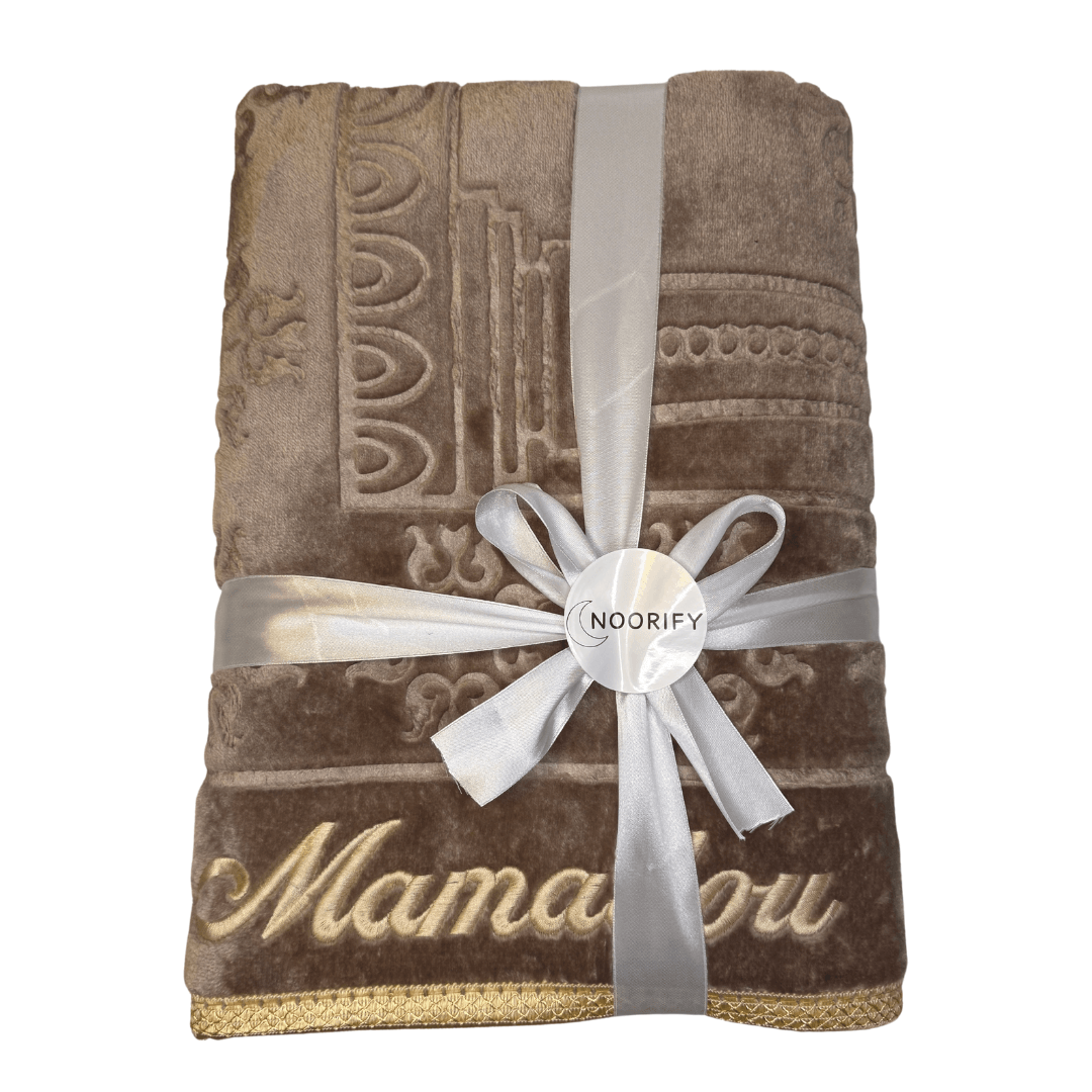 Bestickter Gebetsteppich mit individuellem Namen, perfekte Geschenkidee für Ramadan.